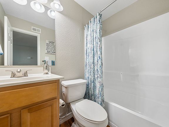 Bathroom w/ Shower/Tub Combination
