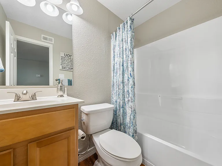 Bathroom w/ Shower/Tub Combination