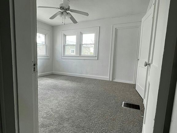 3rd image of 3127 N Kenwood Ave #3129