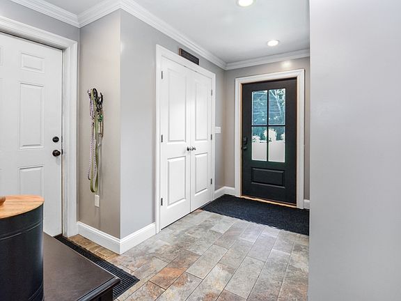 4th image of 529 East St