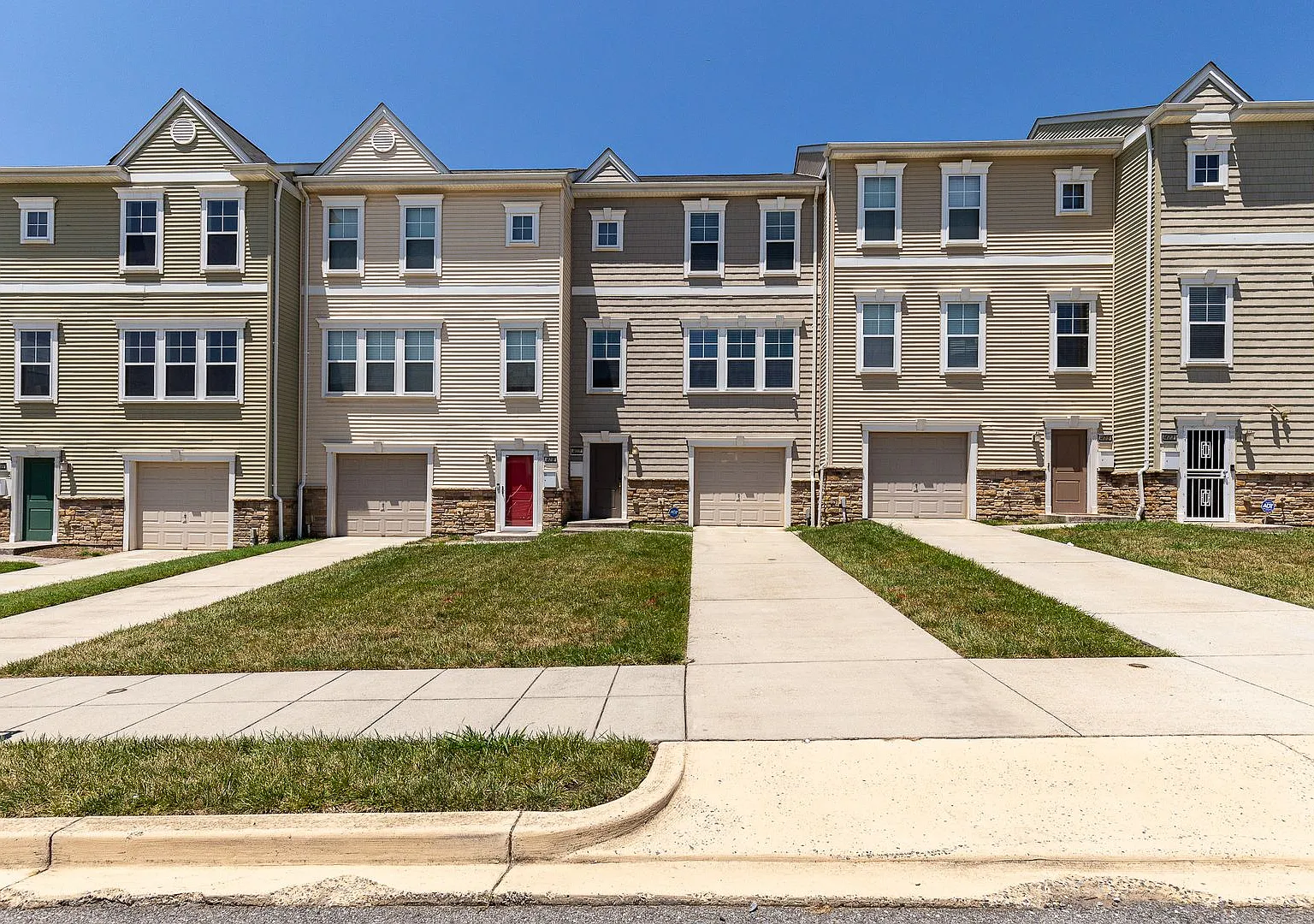 Luxurious 3 Bedroom plus Den Available in Congress Heights — Photo 2