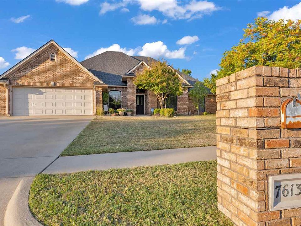 1st image of 7613 NW Castlerock Pl
