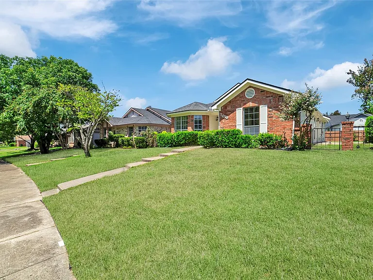 1019 Sanders Dr — Photo 4