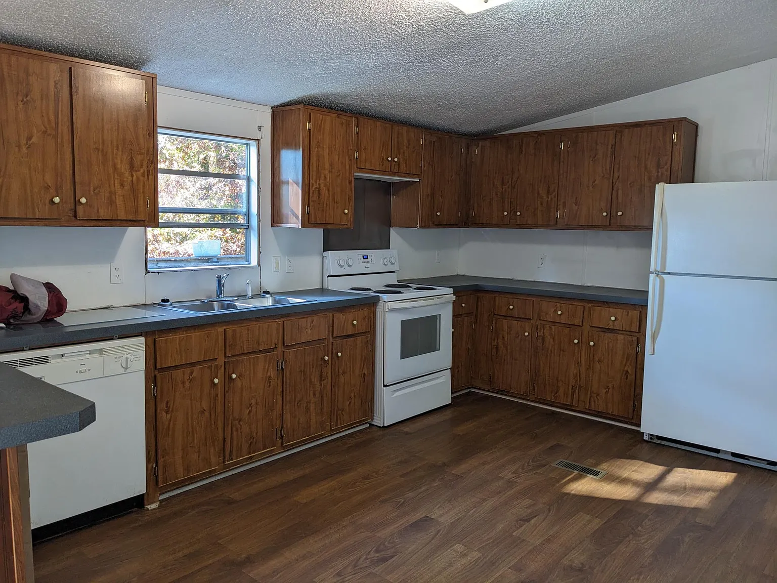 3 bed, 1960 sqft, $1,175 — Photo 3