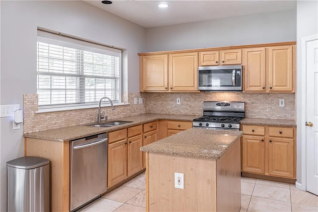 4 bed, 2.5 bath, 3164 sqft, $3,000 — Photo 4