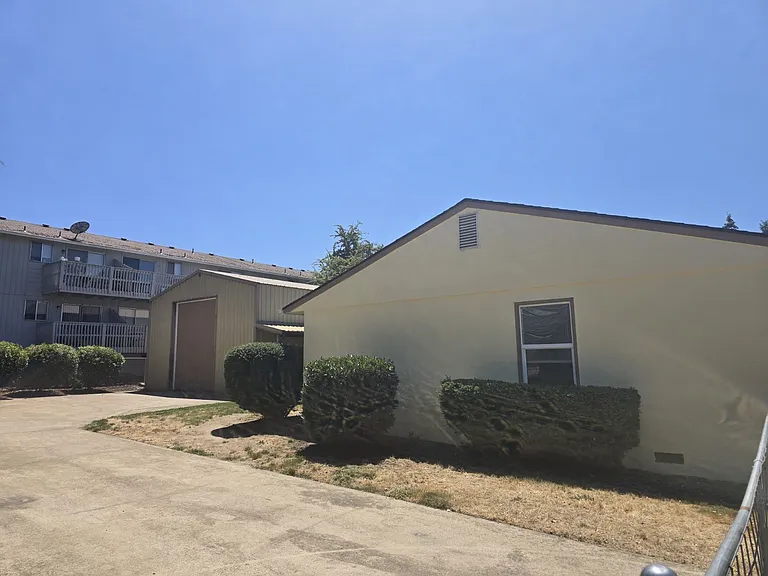 563 W Center St — Photo 31