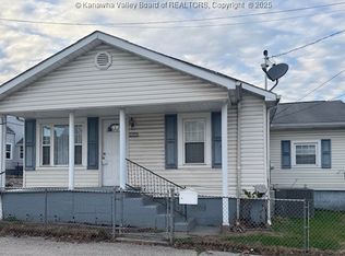 303 E 11th St, Belle, WV 25015