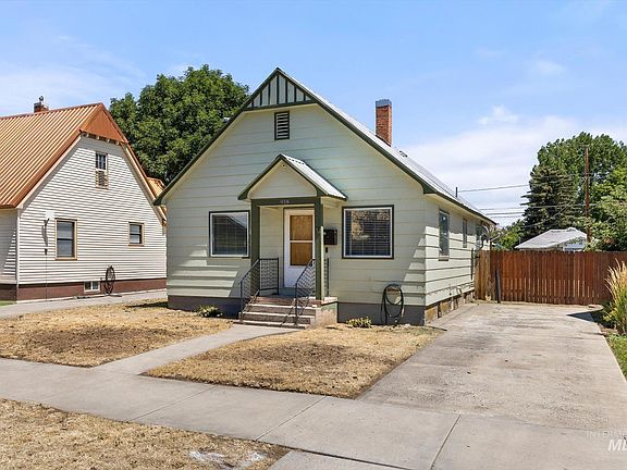 3rd image of 918 W 3rd St
