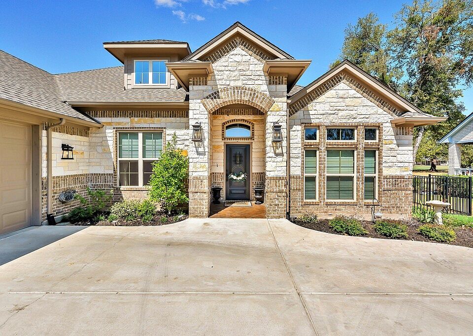 1st image of 14010 Sandy Oaks Dr