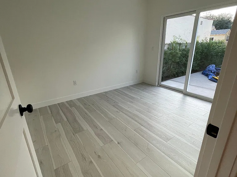 1049 Davis Ave — Photo 8