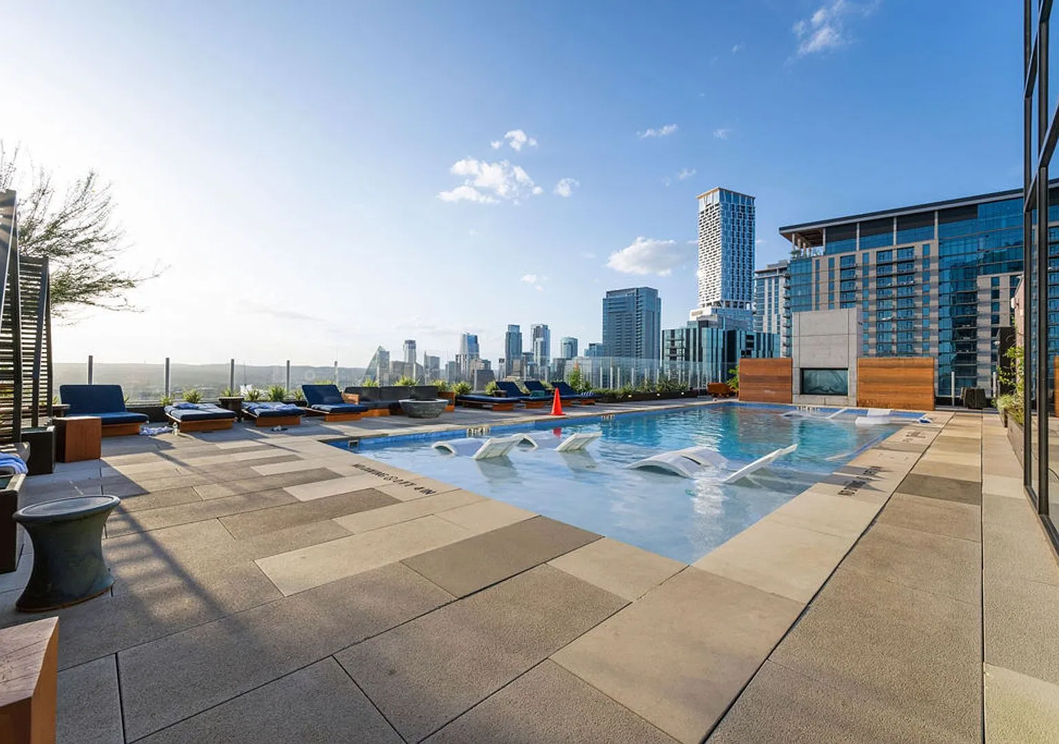 Luxury Downtown 1 Bed 1 Bath Condo — Photo 1