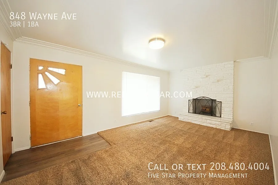 Spacious Upstairs Apartment in a Prime Central Location! — Photo 2