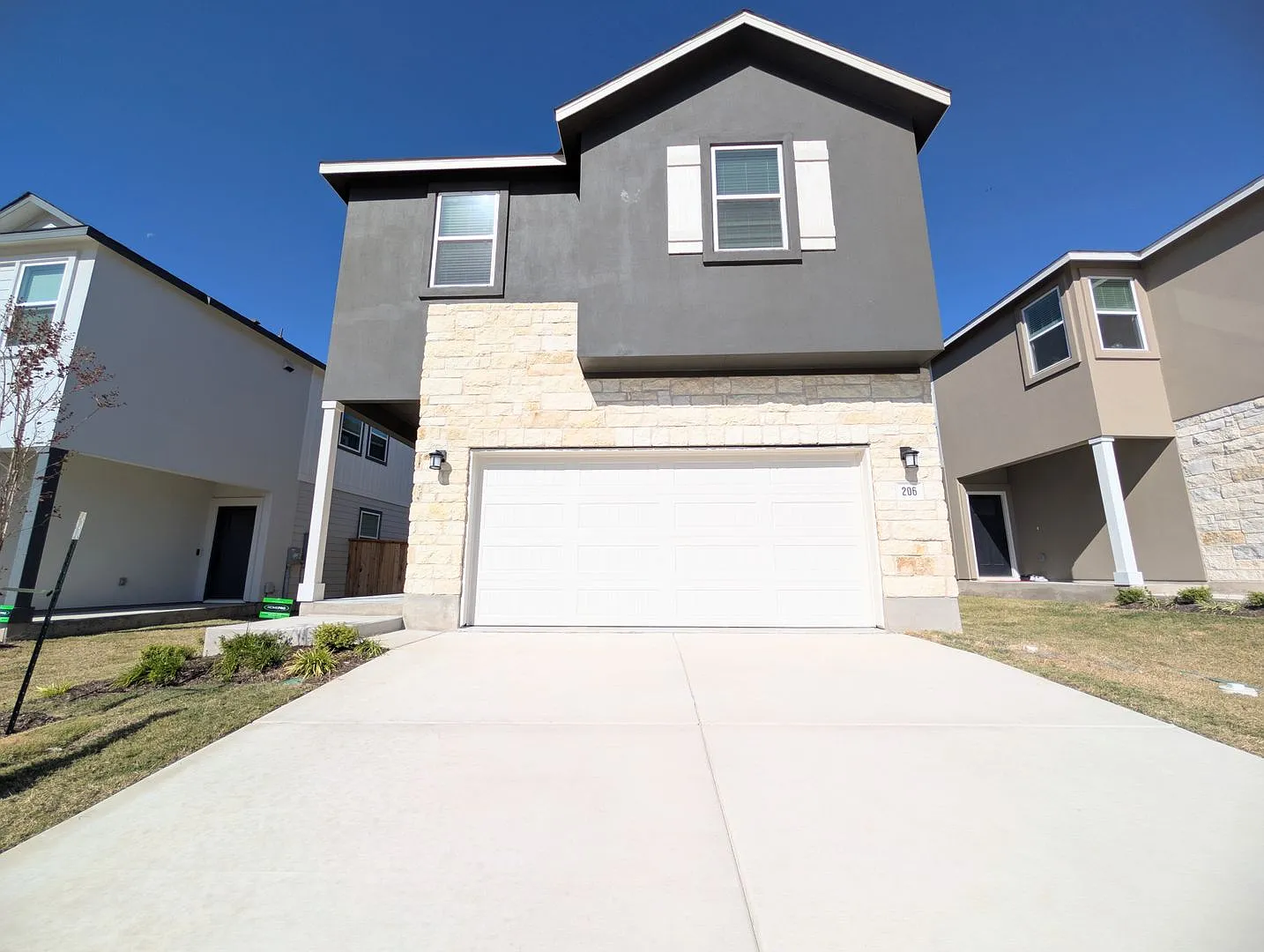Beautiful 4 bedroom, 2.5 bathroom home in Kyle — Photo 1
