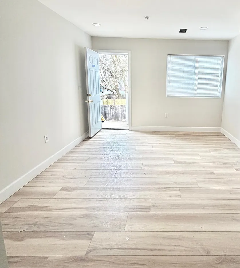 3 bed, 1.5 bath, 1250 sqft, $2,200 — Photo 4