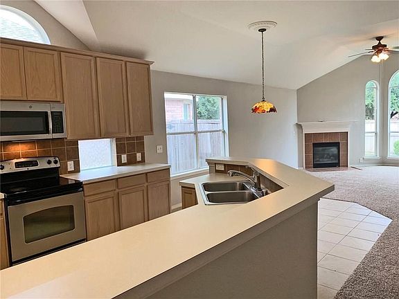 2nd image of 2109 Geneva Ln