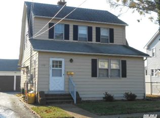 139 5th St, Hicksville, NY 11801