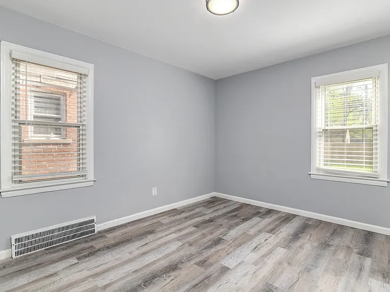 15810 Robson St — Photo 8