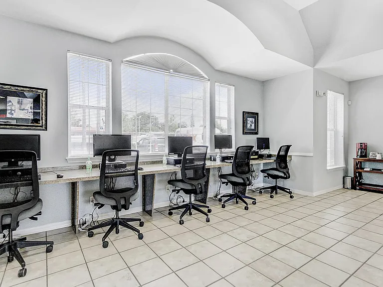Charleston Place Apartments — Photo 19