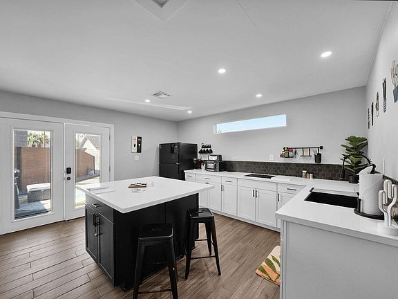 4th image of 1056 E Whitton Ave