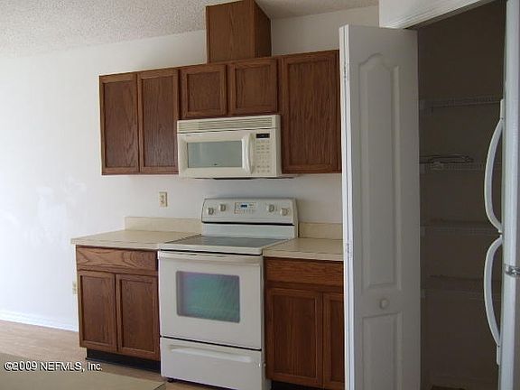 4th image of 221 W Brookchase Ln