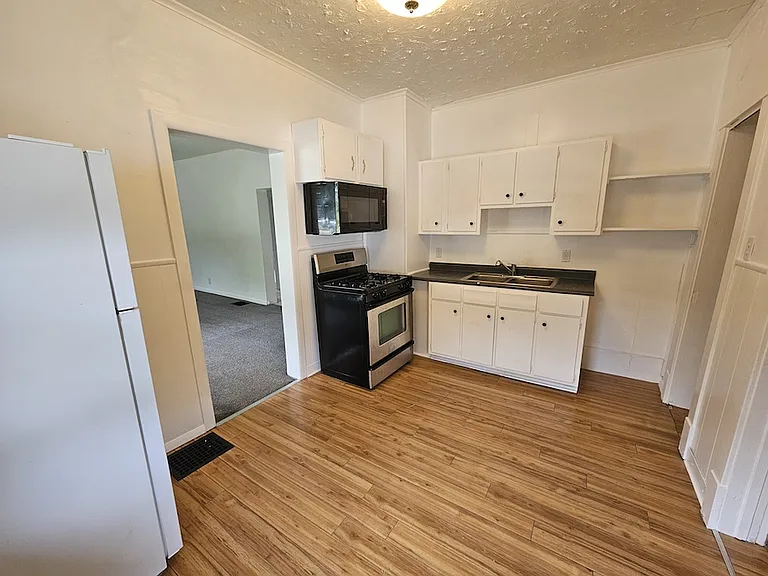 79 Home St — Photo 5