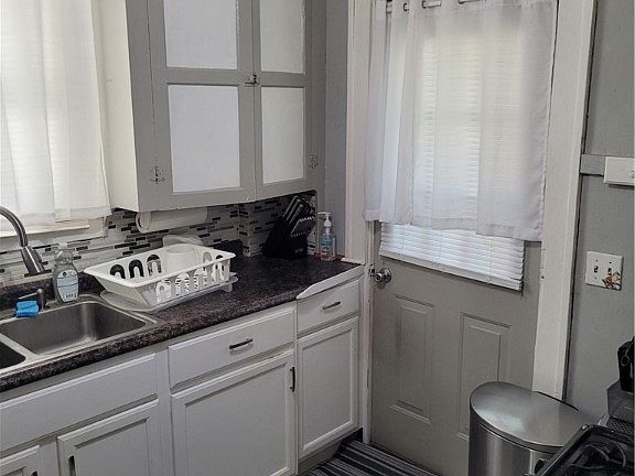 4th image of 320 W Liberty St