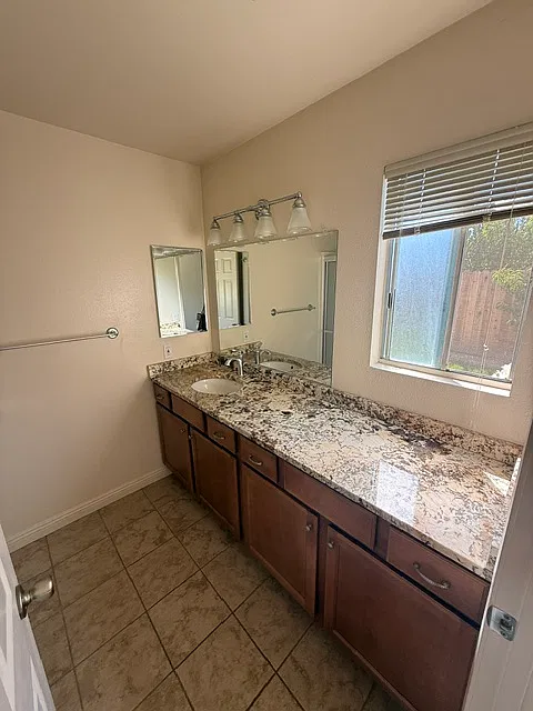 4 bed, 1560 sqft, $4,100 — Photo 4