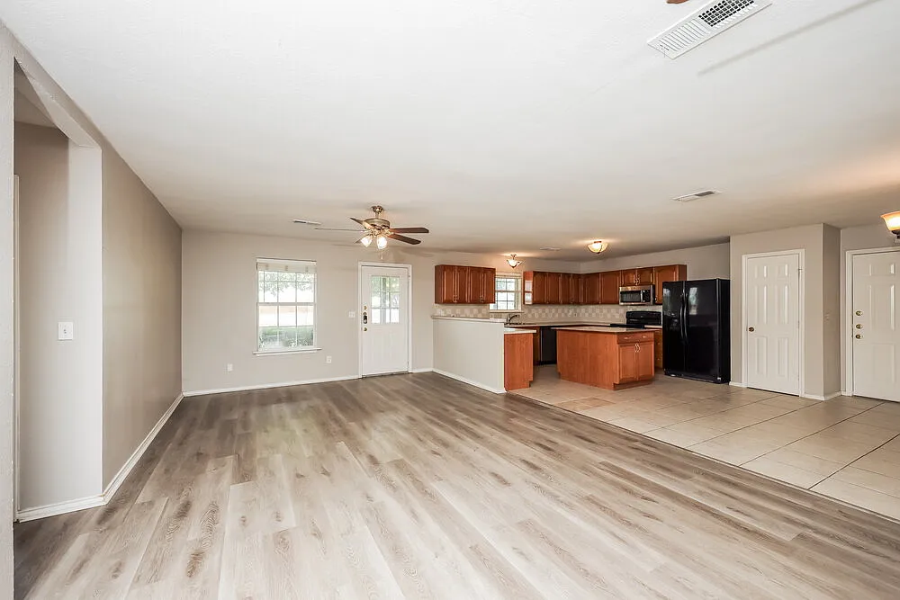 3 bed, 2.0 bath, 1687 sqft, $1,845 — Photo 4