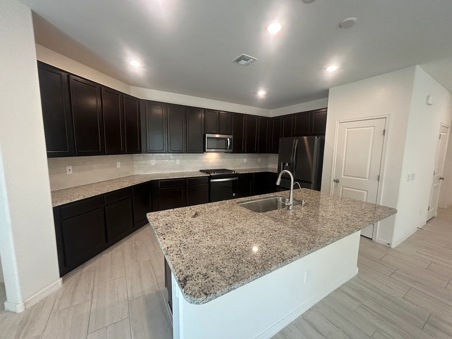 4 bed, 2.0 bath, 2129 sqft, $2,695 — Photo 3