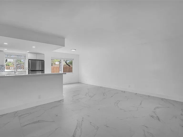 414 SE 14th St #3 — Photo 7