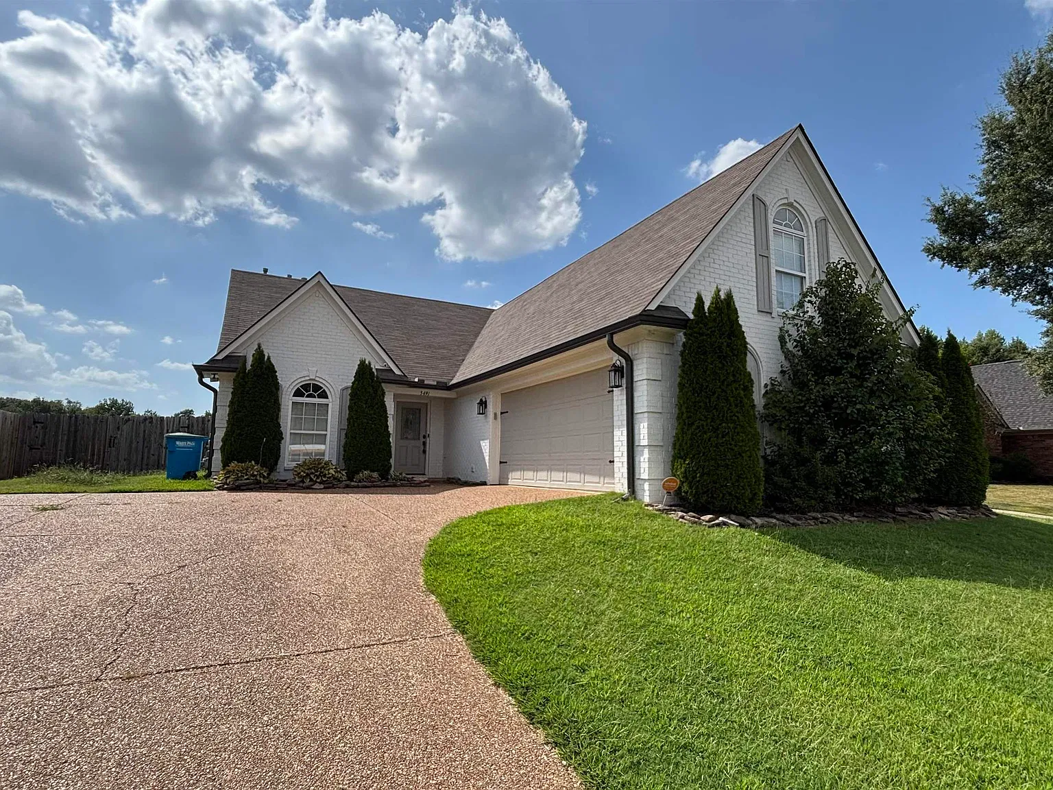 4 bed, 2.0 bath, 1929 sqft, $2,200 — Photo 2