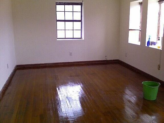 Hardwood Floor in the Livingroom!