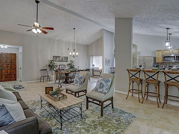 Breakfast bar . . . Open-concept floor plan with high ceilings