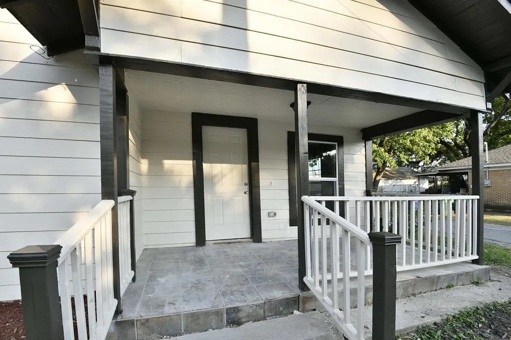 3 bed, 900 sqft, $1,895 — Photo 2