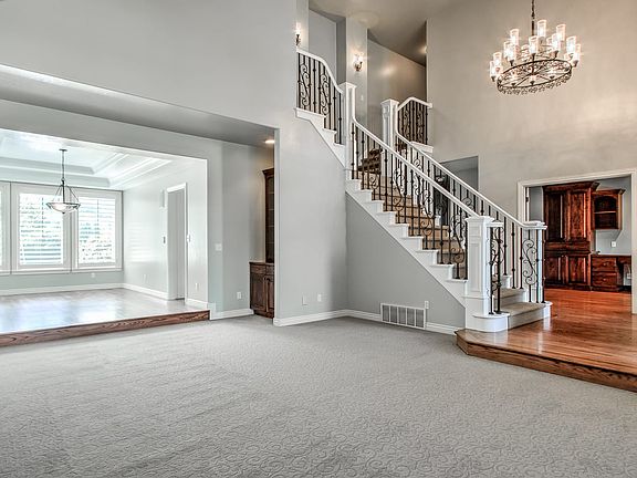 3rd image of 522 N Quail Hollow Dr