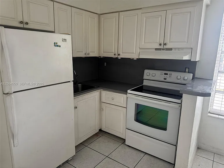 11 SW 32nd Ave #4 — Photo 5