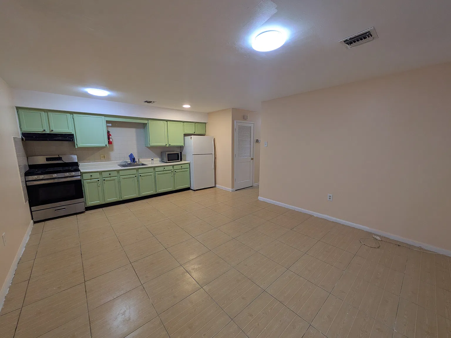 3 bed, 1000 sqft, $2,250 — Photo 3