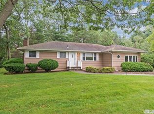 10 Undset Ct, Dix Hills, NY 11746