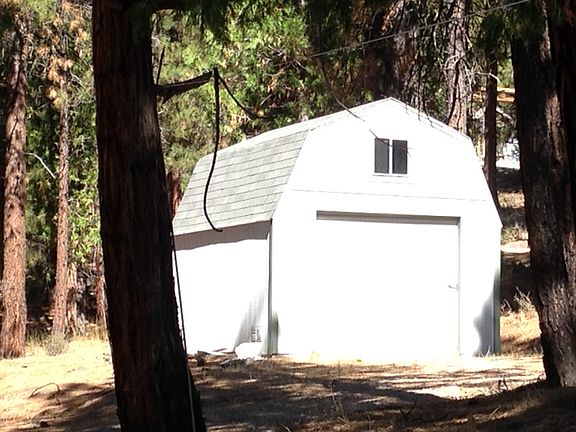 Storage building with loft