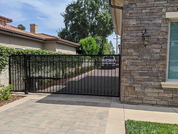 Side Gate