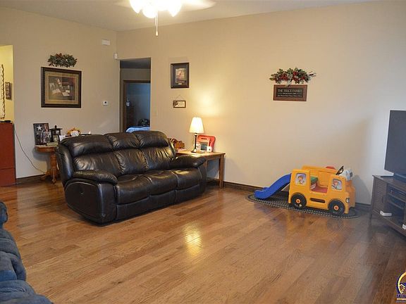 4th image of 609 Redwood Dr