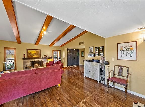 3rd image of 812 Rushmore Ln