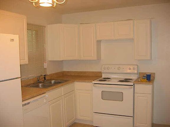 5th image of 4406 N Primrose Ave