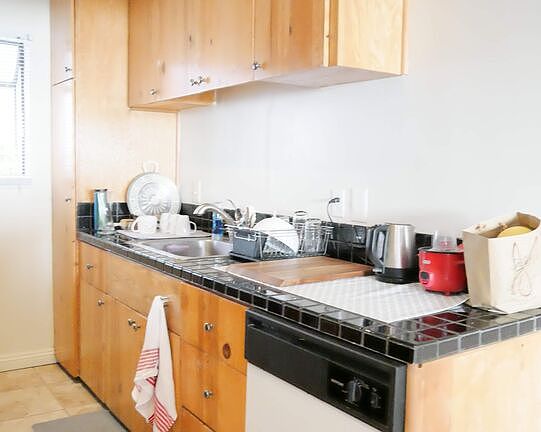 4th image of 1166 Amherst Ave #2