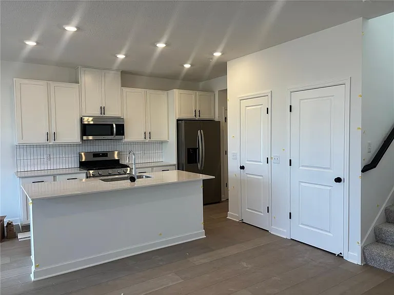 1075 Anmeadle Row — Photo 2