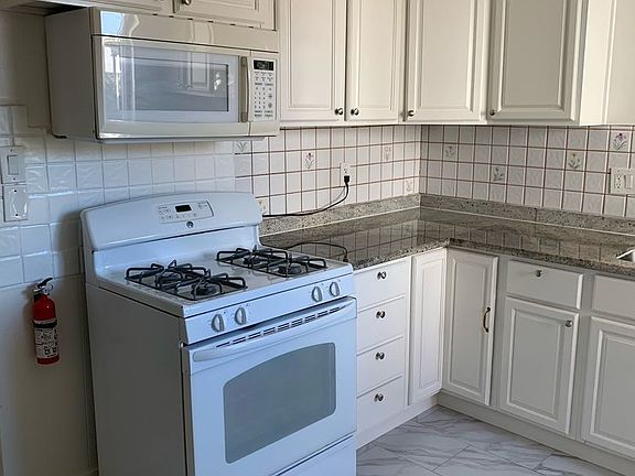 5th image of 3201-3203 West St #3201