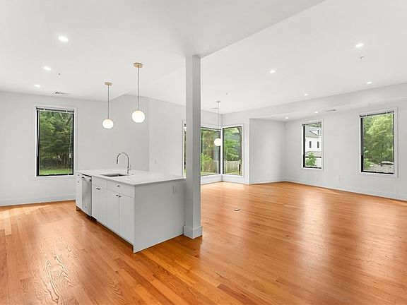 5th image of 31 Parade St Unit 203