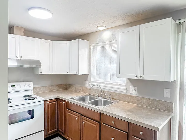 Catalina Apartments — Photo 10