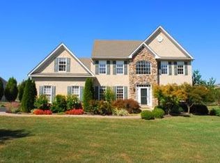 28 Woodside Farm Dr, Garnet Valley, PA 19060