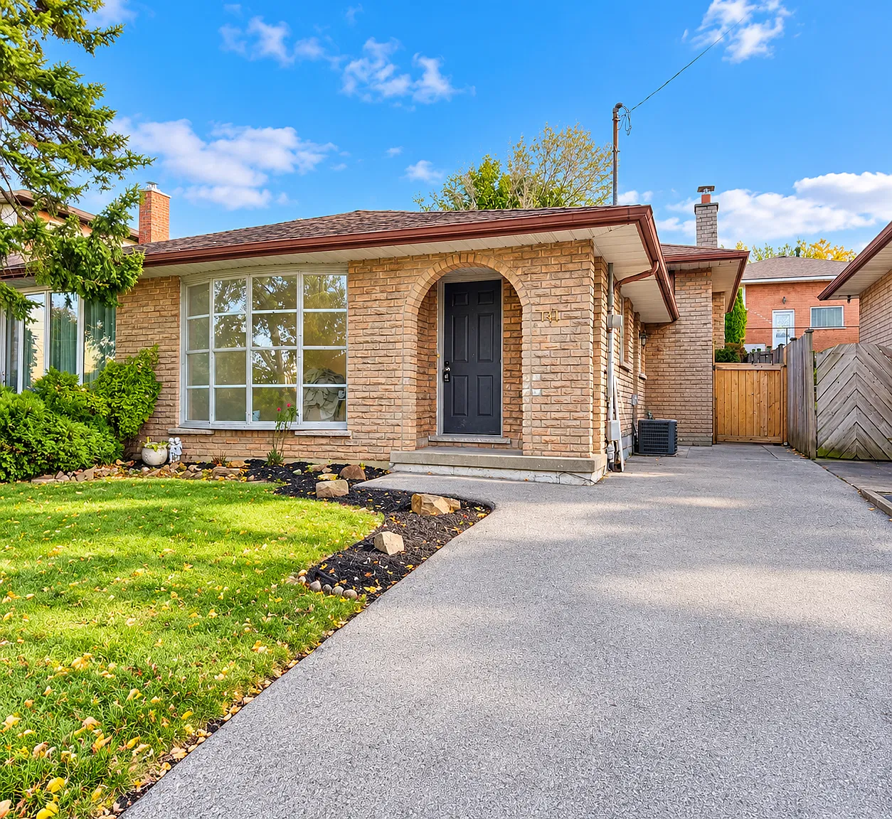 141 Adis Ave Hamilton ON L9C 6T9 — Photo 1